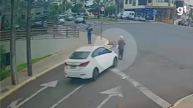 VÍDEO: Mulher de 90 anos morre atropelada no RS; carro estava com licenciamento pendente por diversas multas
