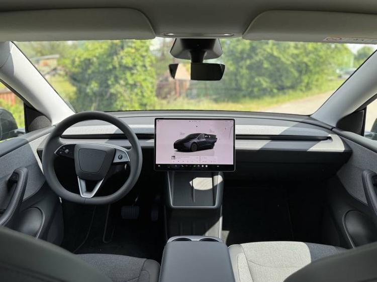 Tesla Model Y Standard: guarda tutte le foto 9
