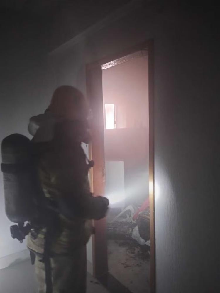 Morador é resgatado após incêndio atingir kitnet no Centro de Unaí