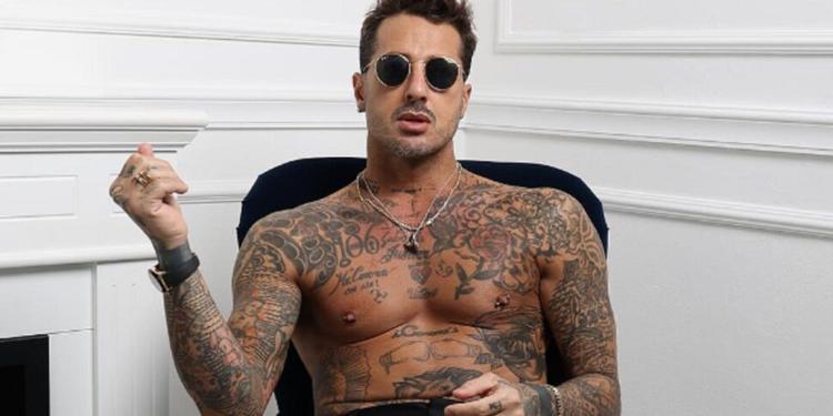 Fabrizio Corona aggredito e rapinato sotto casa a Milano. Il legale: "Parlavano in calabrese"