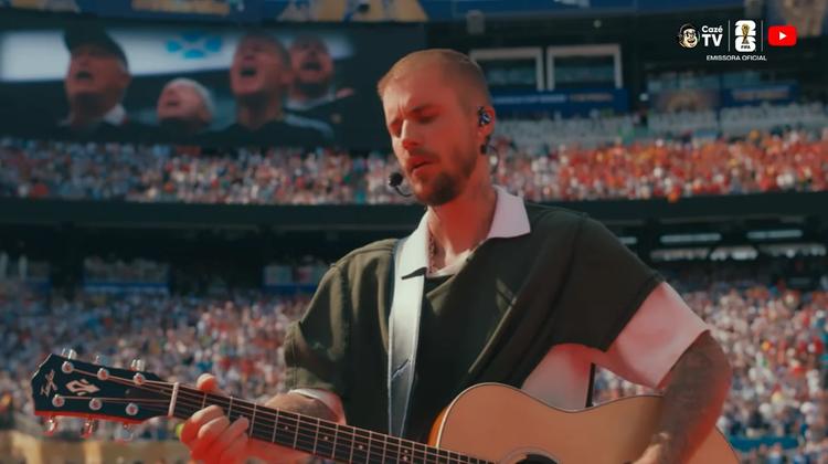 Justin Bieber canta canção de gratidão a Deus no 1º show de intervalo da final da Copa