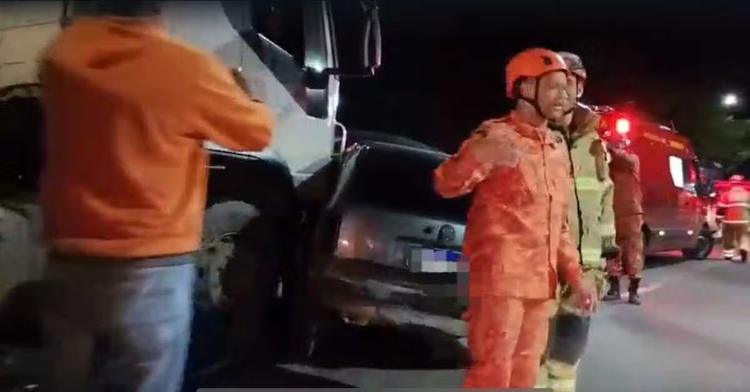 Acidente entre caminhão e carro interdita parcialmente a BR-393 em Volta Redonda