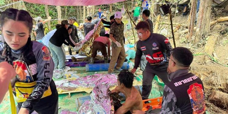 Cinque persone intrappolate escono dalla grotta in Laos, ancora due dispersi