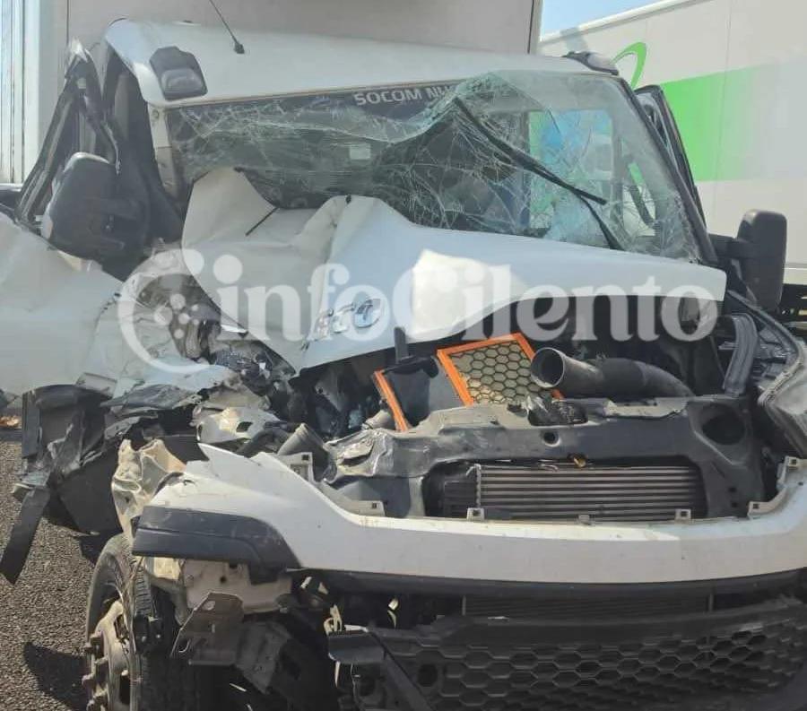 A2, scontro tra furgoni tra Campagna e Contursi: traffico in tilt