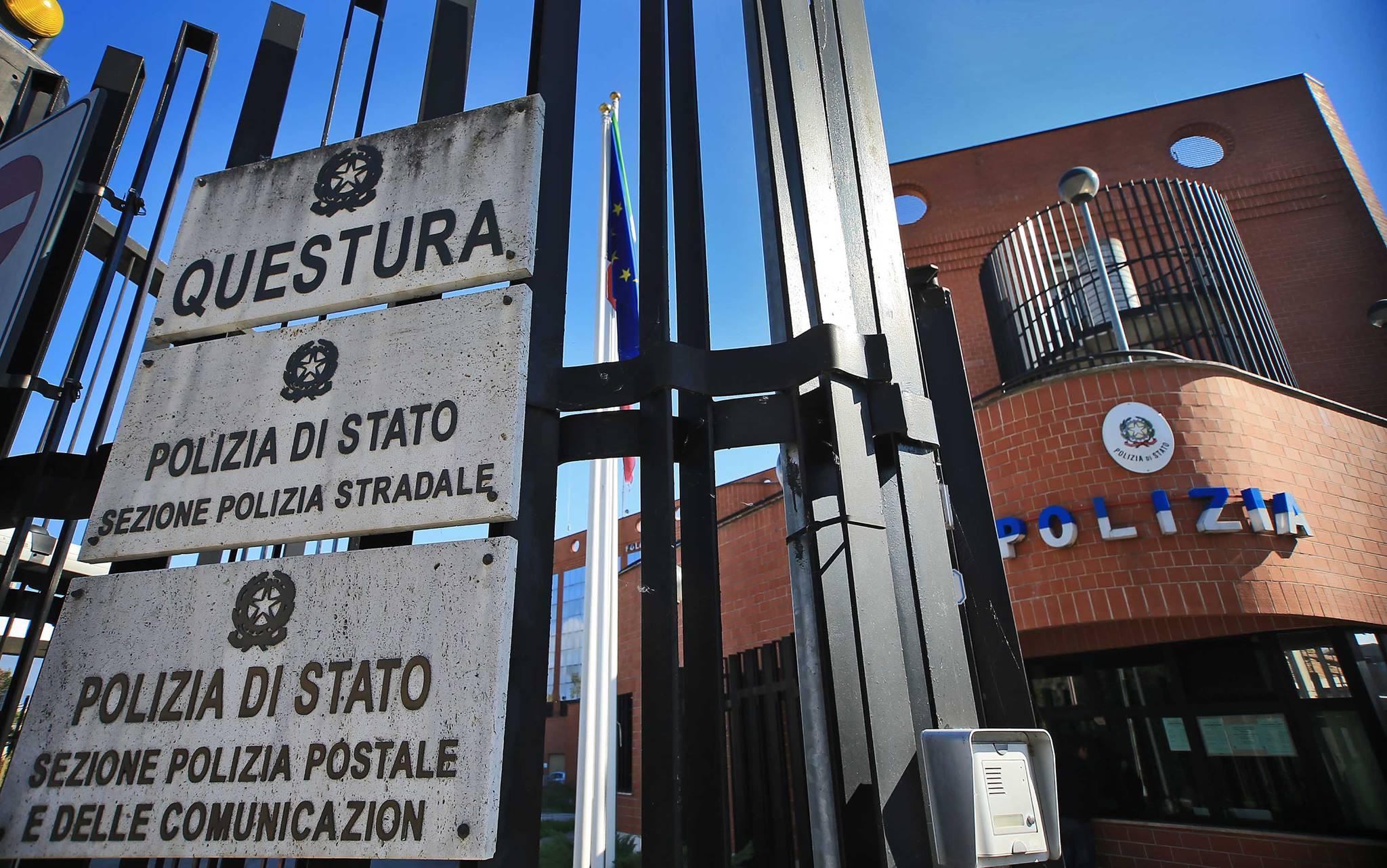 Frosinone – Trova una borsa dal valore di mille euro e la consegna in Questura
