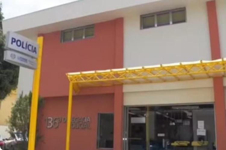 Mulher se tranca no quarto com filha de 1 ano para se proteger do companheiro com faca, diz polícia