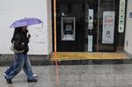 Los bancos españoles aligeran plantilla y oficinas en pleno despliegue de la IA: casi 7.000 salidas y 440 sucursales menos en otro año de resultados récord