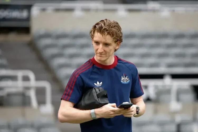 ‘Get it done early, stop messing about…’ as Anthony Gordon situation dominates