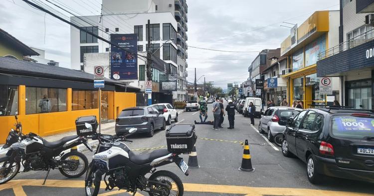 Motociclista fica ferido após acidente envolvendo três veículos em Balneário Camboriú