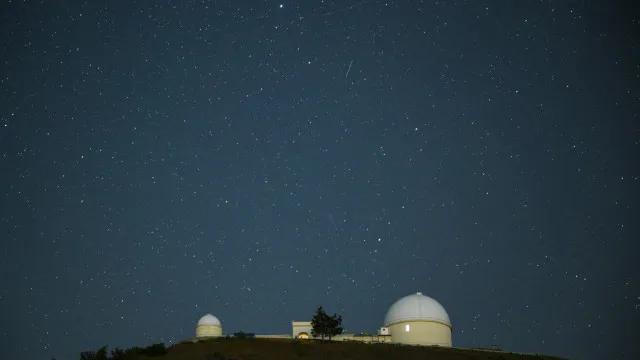 Chuva de meteoros Líridas tem pincelado os céus. Veja as imagens