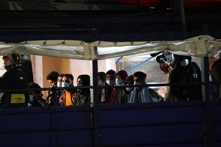 "640mila euro alla Ong". Chi finanzia le barche tedesche per recuperare migranti nel Mediterraneo