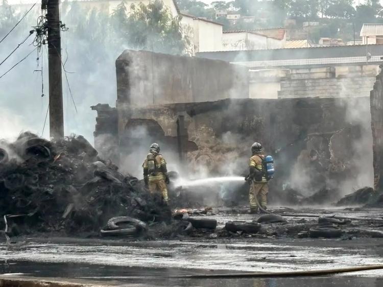Trânsito na Beira-Rio sofre mudanças após incêndio de grandes proporções, em Volta Redonda