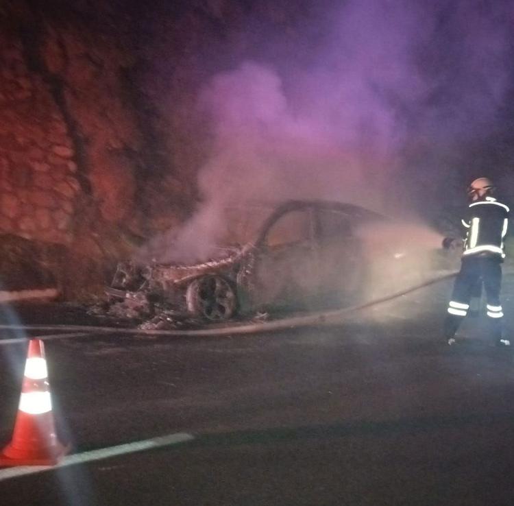 Auto se incendia en la Autopista del Sol en Tequesquitengo
