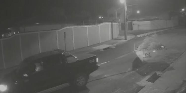 VÍDEO: motorista de caminhonete é flagrado arrastando caçamba e bloqueando ruas em Botucatu