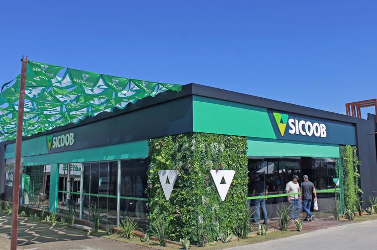 Sicoob Fronteiras fortalece relacionamento com cooperados na Rondônia Rural Show