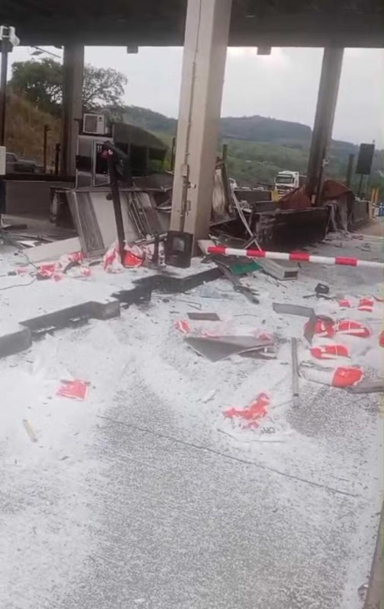 Caminhoneiro embriagado perde o controle da direção e invade cabine de pedágio na BR-381, em MG; veja vídeo dos estragos