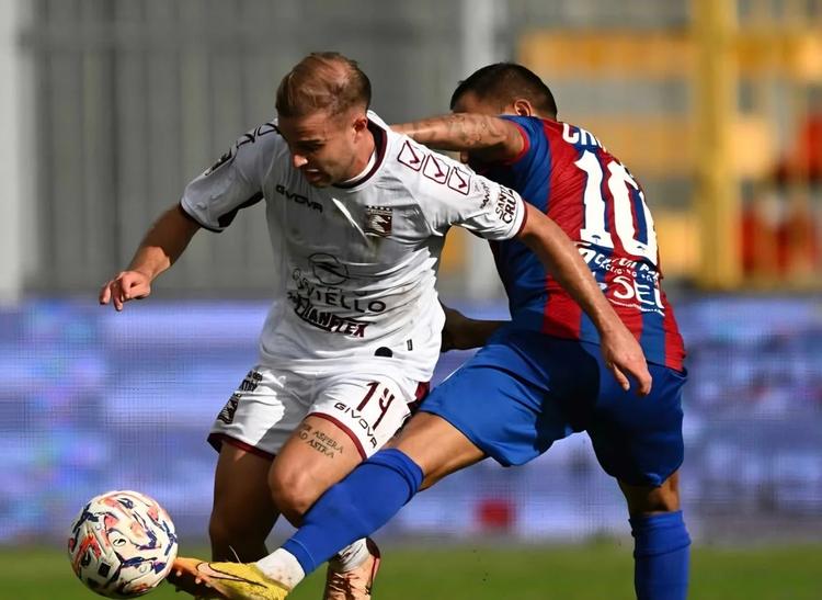 Casarano-Salernitana 0-0: palo di Celiento e rimpianti per Cosmi