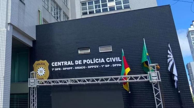Mãe é presa suspeita de atear fogo em filha de 12 anos; menina está internada com queimaduras graves no RS