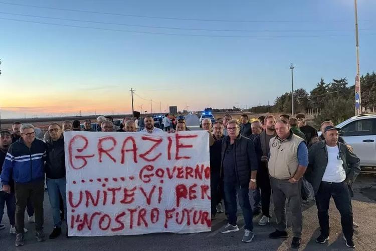 Foggia, protesta contro il caro carburante: bloccata la statale 16