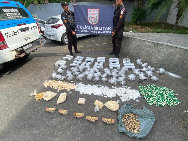 Tonéis enterrados com drogas e munições são encontrados em área de mata em Campos