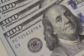 Cotado a R$ 5,35, dólar segue em queda nesta terça-feira (27)