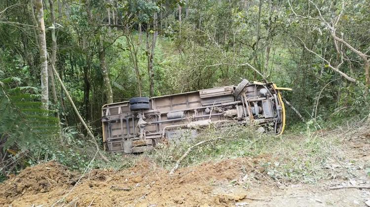 Ônibus escolar com 10 crianças cai em ribanceira de 10 metros em área rural de SC