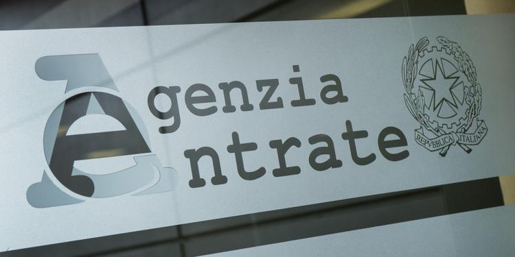 Truffa svuota-conti via email: falsi avvisi di pagamento a nome “Agenzia delle Entrate”