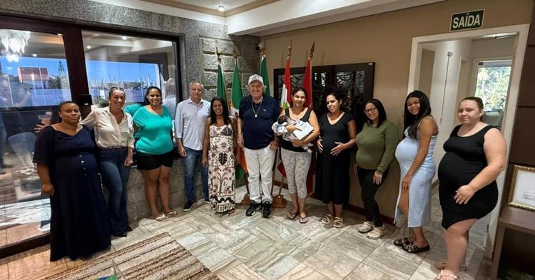 Cartão de até R$ 648 é concedido a gestantes e mães de recém-nascidos em Camboriú; entenda o auxílio