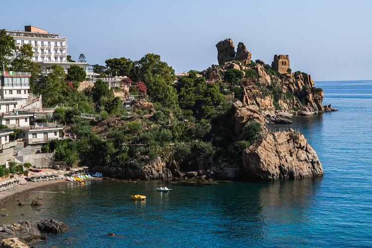 Torre Caldura, uno degli scorci più suggestivi della costa di Cefalù.🌊✨ #visitcefalu