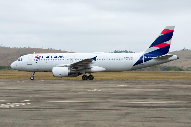 Latam reduz voos no Brasil e vê impacto de até US$ 700 milhões com combustível