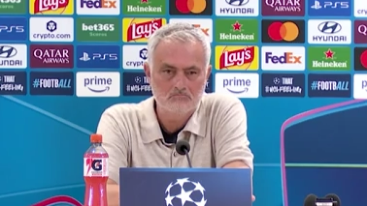Mourinho, che risate in conferenza! "Occhio ai tassisti della Lazio"