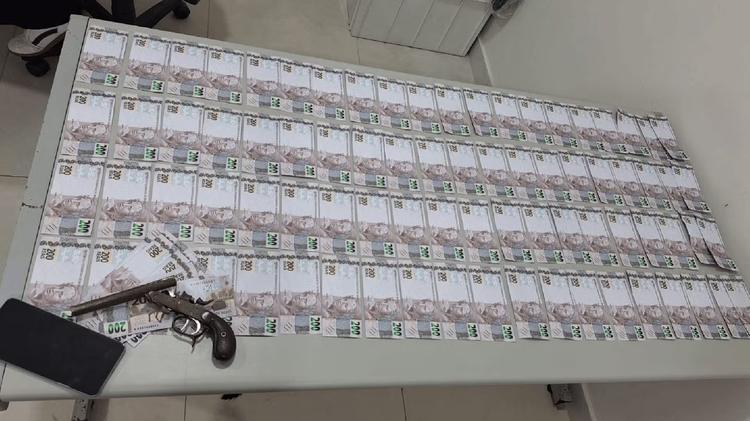 Homem é preso com quase R$ 20 mil em notas falsas após agredir companheira em Queiroz