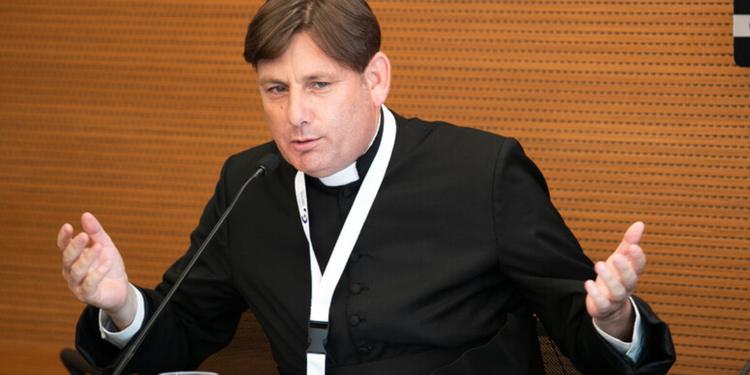Roma, minacce a don Coluccia durante la passeggiata della legalità al Quarticciolo: tre denunciati
