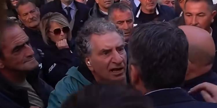 “Vieni a Crotone. Vieni a vedere come ci stanno avvelenando”. Commerciante calabrese si scaglia contro Irto a Roma