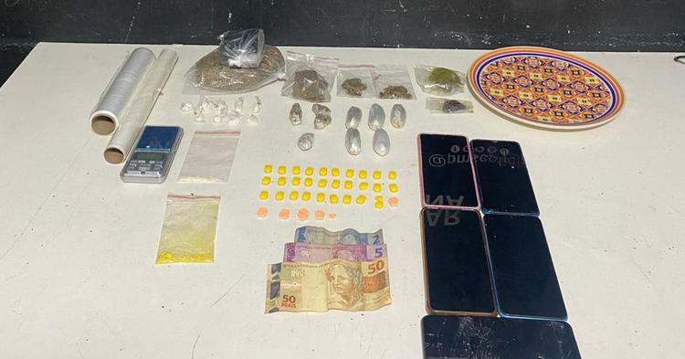 Polícia Militar apreende drogas sintéticas, maconha e haxixe e prende quatro pessoas por tráfico em Itajaí&nbsp;