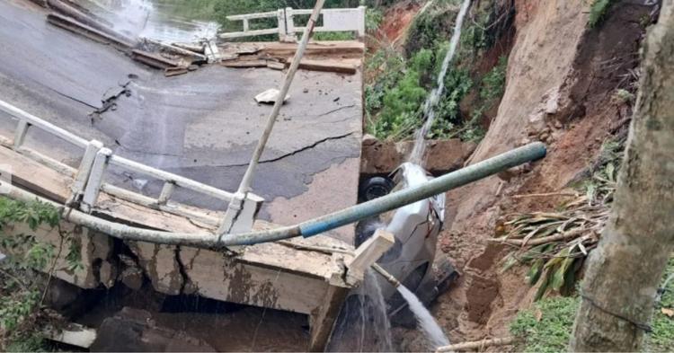 Vídeo: ponte desaba em Canelinha e carro cai com casal de idosos