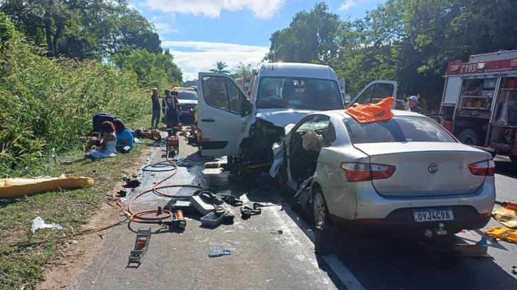 Um morre e 18 ficam feridos em acidente entre carro, moto e van com pacientes na BR-101, em Linhares