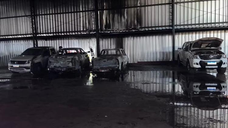 Incêndio atinge oficina e destrói três veículos na Zona Leste de Teresina