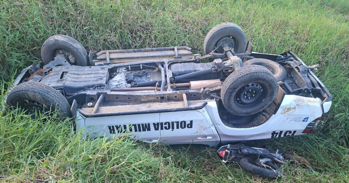 Viatura da PM capota após perseguição a motocicleta com placa adulterada na SC-414