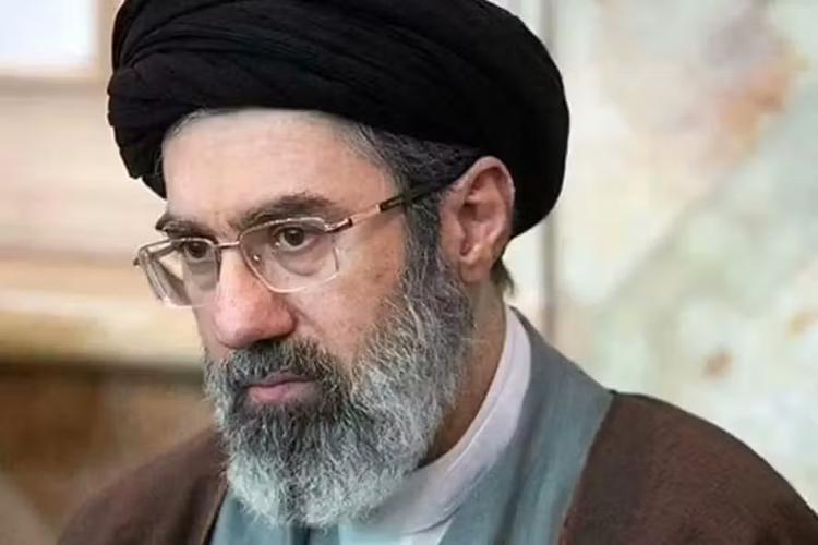 Líder supremo do Irã afirma que povo iraniano exige 'vingança' por Ali Khamenei