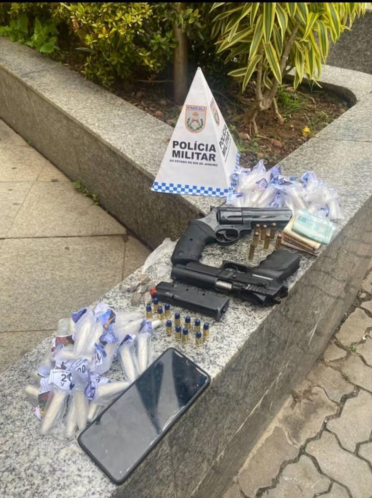 Dupla é presa com armas e drogas em Três Rios