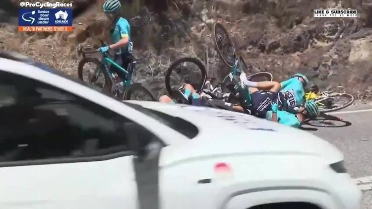 IMAGENS FORTES: Ciclista australiano sofre acidente e ferimentos impressionam