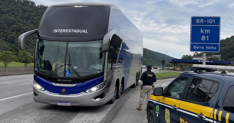Homem é conduzido à delegacia após ser flagrado por duas mulheres se masturbando dentro de ônibus em Barra Velha