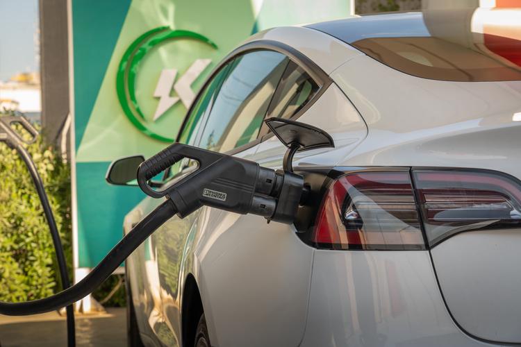 Carros elétricos dão mais enjoo? Física e biologia explicam fenômeno que pode cair na Unicamp