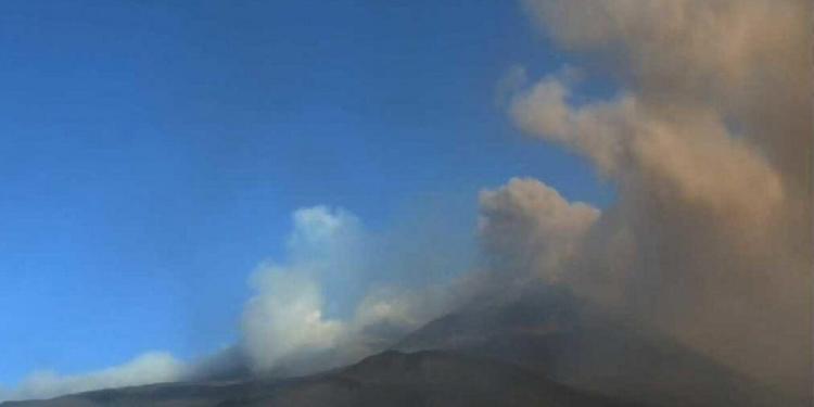 Etna, cenere in volo: prolungata la chiusura dell'aeroporto di Catania fino a mezzanotte