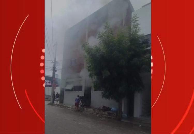 Incêndio atinge loja de tecidos e galpão anexo a mercadinho em Santa Cruz do Capibaribe; VÍDEO