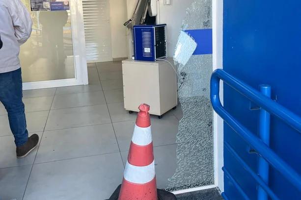 Mulher quebra porta de loja da Corsan a marteladas por falta de água em ocupação em Passo Fundo