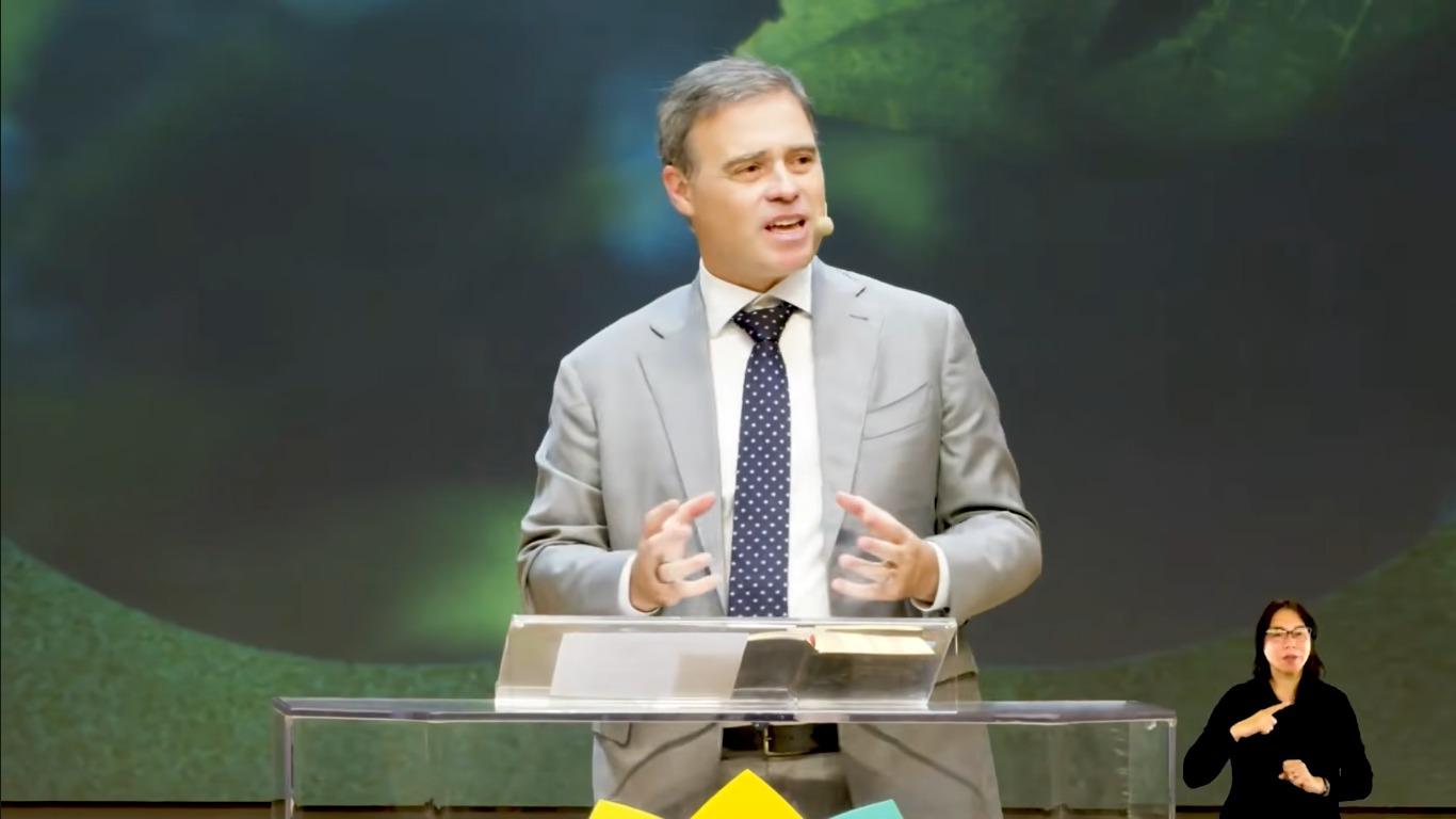 “Esta é a geração que vai preparar a Igreja”, diz André Mendonça do STF em culto