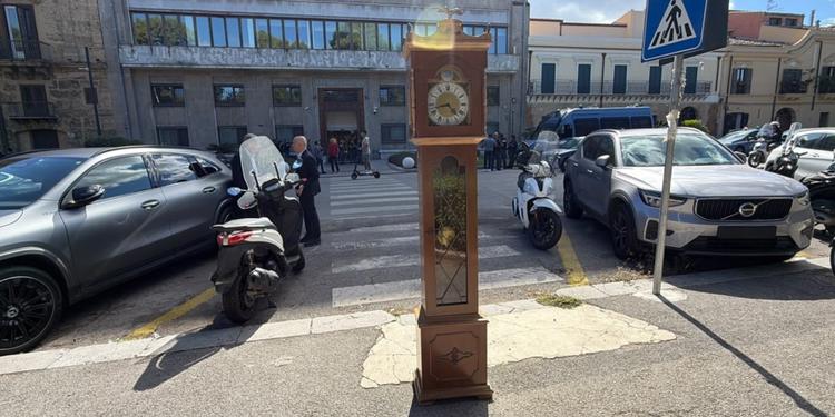 Palermo, Centrosinistra in piazza contro Schifani: «Si dimetta». E spunta un pendolo di protesta