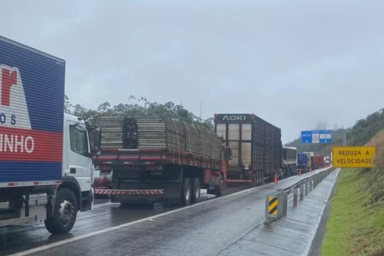 Serra Antiga da Tamoios segue interditada neste domingo por alto volume de chuvas